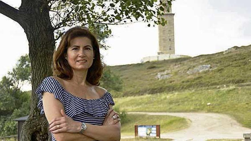 Nieves Vázquez y, al fondo, la Torre de Hércules, declarada Patrimonio de la Humanidad en uno de sus mandatos como edil del Gobierno local. | arcay/r.a.