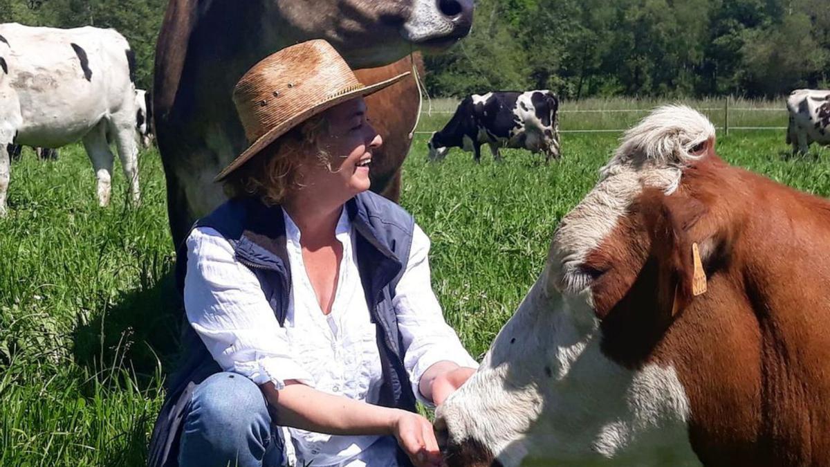 La viguesa Marta Álvarez, 
con sus vacas de 
la Granxa Maruxa.