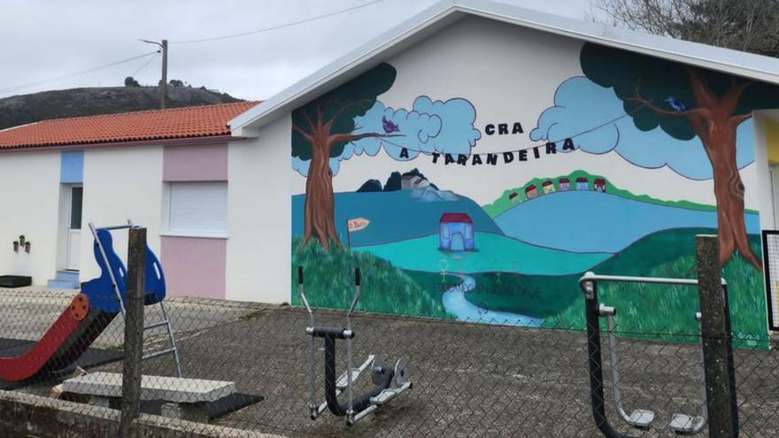 Fachada restaurada en la escuela de Busto, en Santa Comba / concello