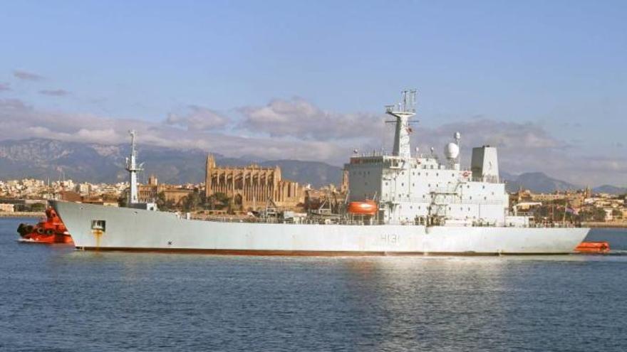 Forschungsschiff der Royal Navy im Hafen von Palma