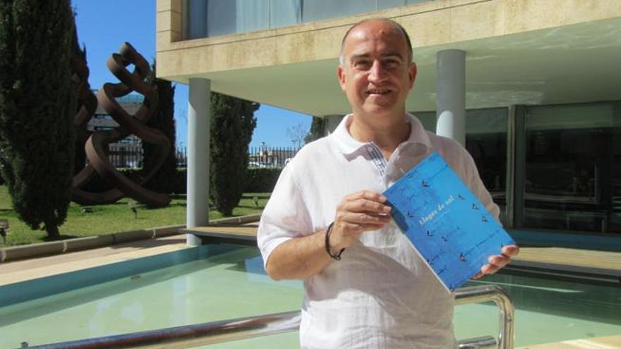 Javier Serapio con su libro ´Llagas de sal´ que se presenta mañana.