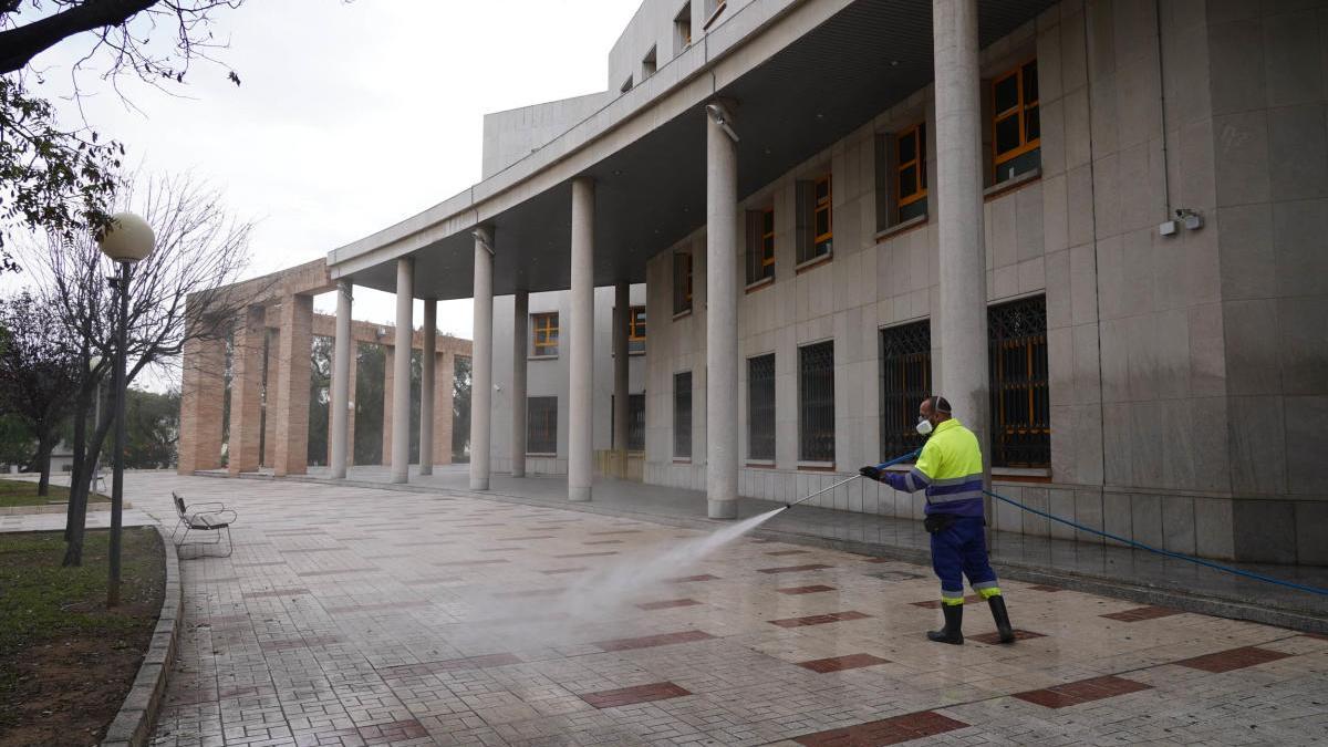 Un operario desinfectando ayer los alrededores de la Comisaría Provincial.