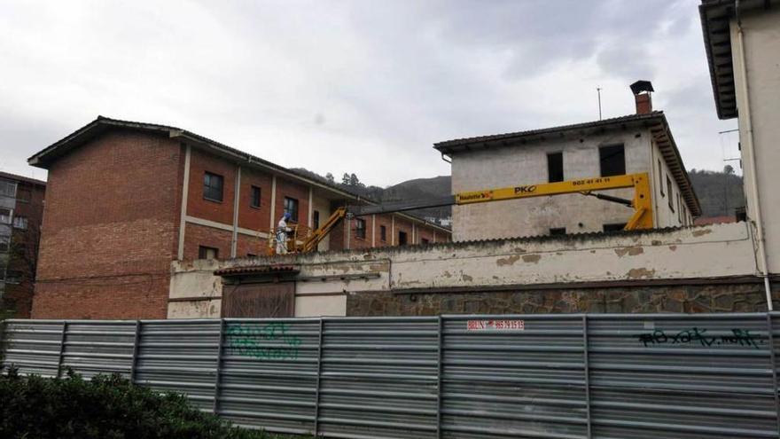 Las obras de demolición, ayer, en el antiguo cuartel de Mieres.