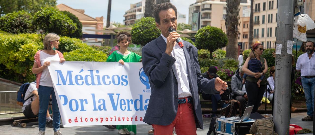 El médico negacionista de Formentera, en una manifestación antivacunas en Palma