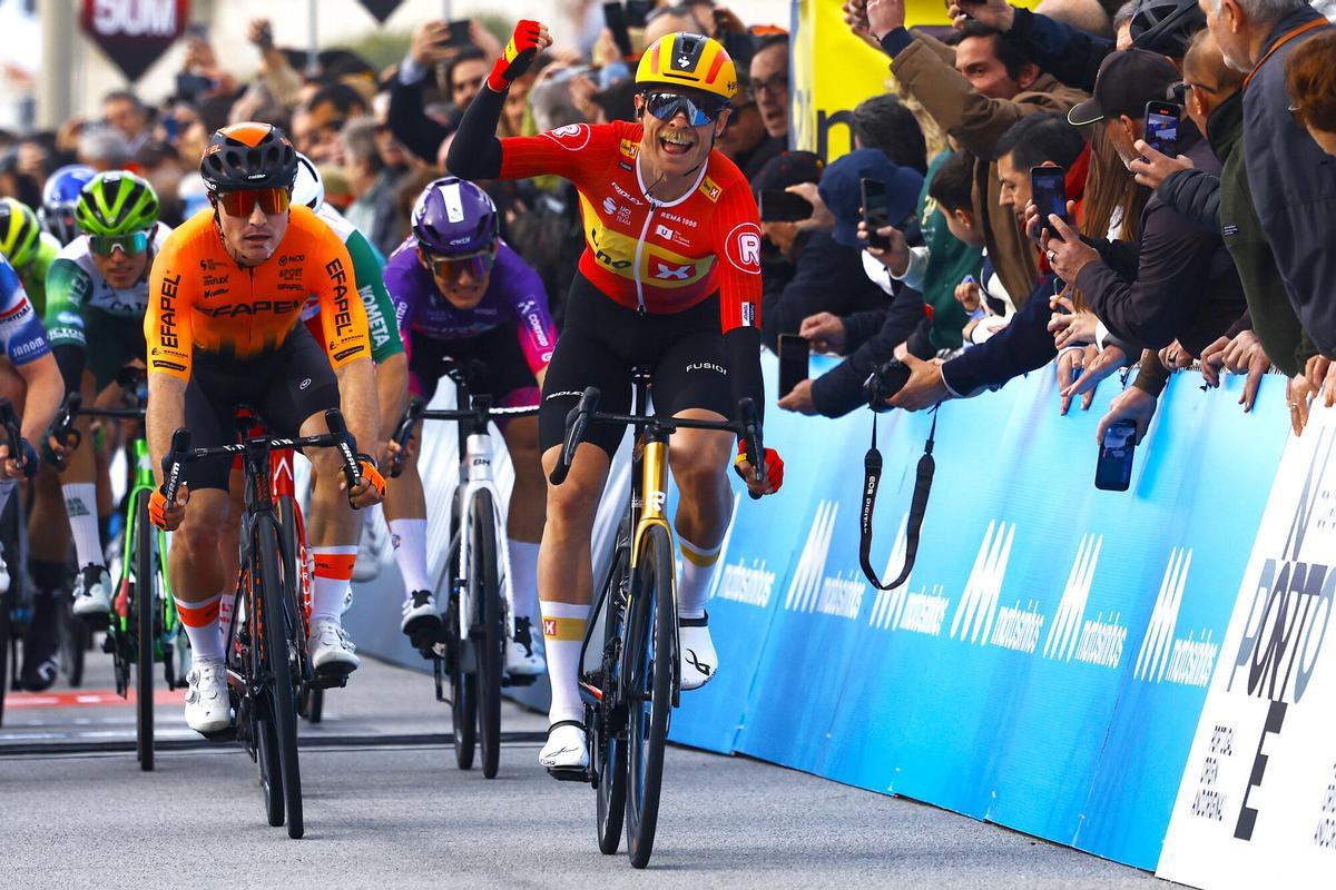 Cort Nielsen celebra el triunfo en Matosinhos. | OGC O Gran Camino 2025 - The Historical Route - 4th Edition - 1st stage Maia - Matosinhos 189,7km - 26/02/2025 - Magnus Cort (DNK - Uno-X Mobility) - photo Luis Angel Gomez/SprintCyclingAgency©2025
