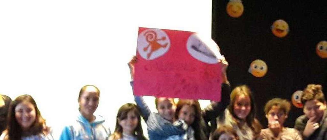 Alumnos del colegio de Llaranes, durante una lectura de cuentos de LA NUEVA ESPAÑA de Avilés.