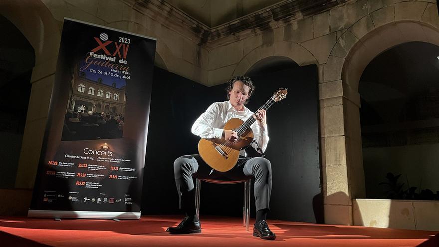 El Festival de Guitarra de Elche arrasa: el italiano Carone hace vibrar en el Claustro de San José