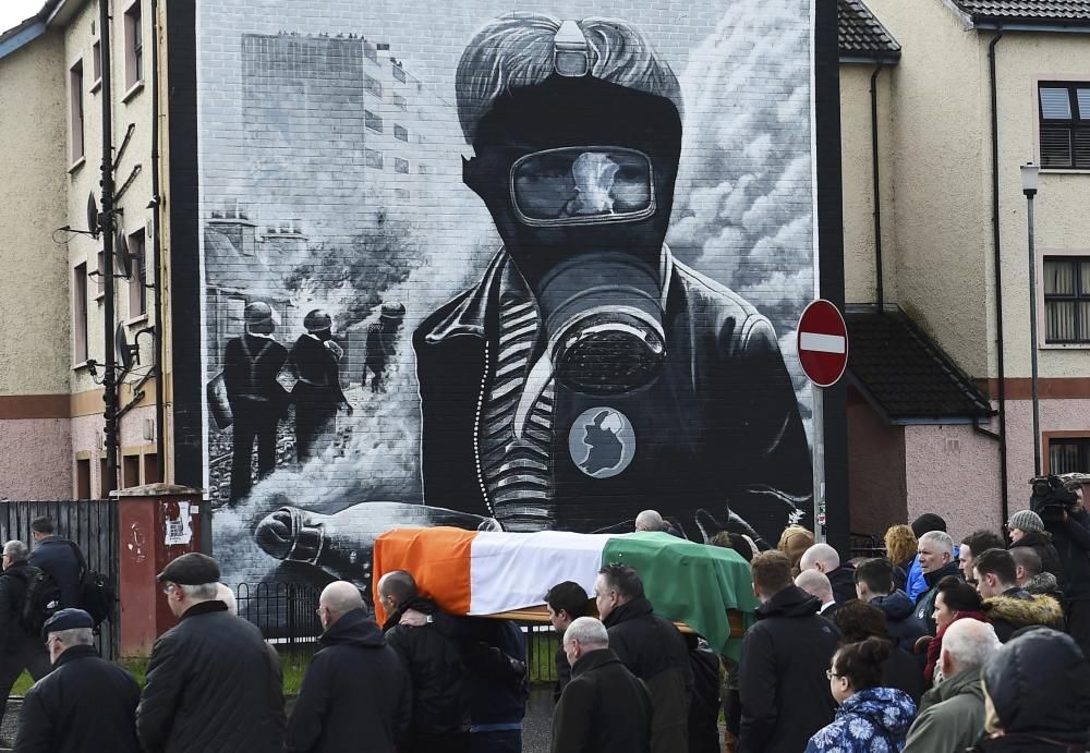 Allegados portan el ataúd de Martin McGuiness por las calles de Londonberry, en Irlanda del Norte.