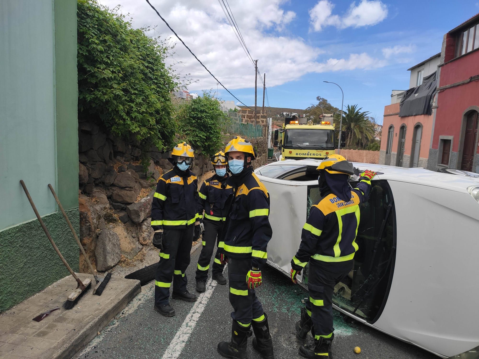 Un turismo vuelca en Arucas tras chocar contra una moto de Correos