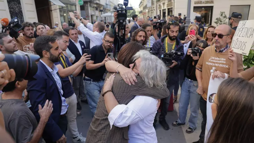 Morant y Baldoví se acercan a saludar a las asociaciones de víctimas de la dana a las puertas de las Cortes