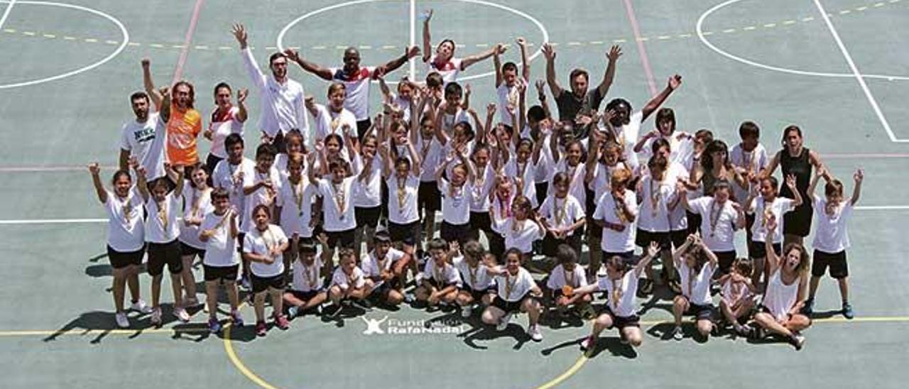 Los niños de la Fundación Rafa Nadal y los deportistas invitados posan tras finalizar las actividades.