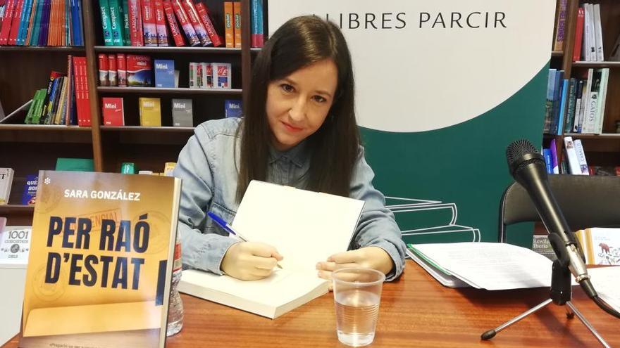 Sara González va signar exemplars després de l&#039;acte