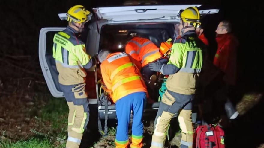 Momento en el que el ciclista fue introducido en la ambulancia para trasladarlo a un hospital de Vigo.