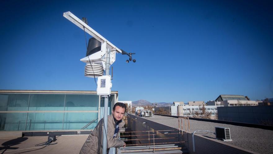 El geógrafo Samuel Biener, en la estación meteorológica de la UA.