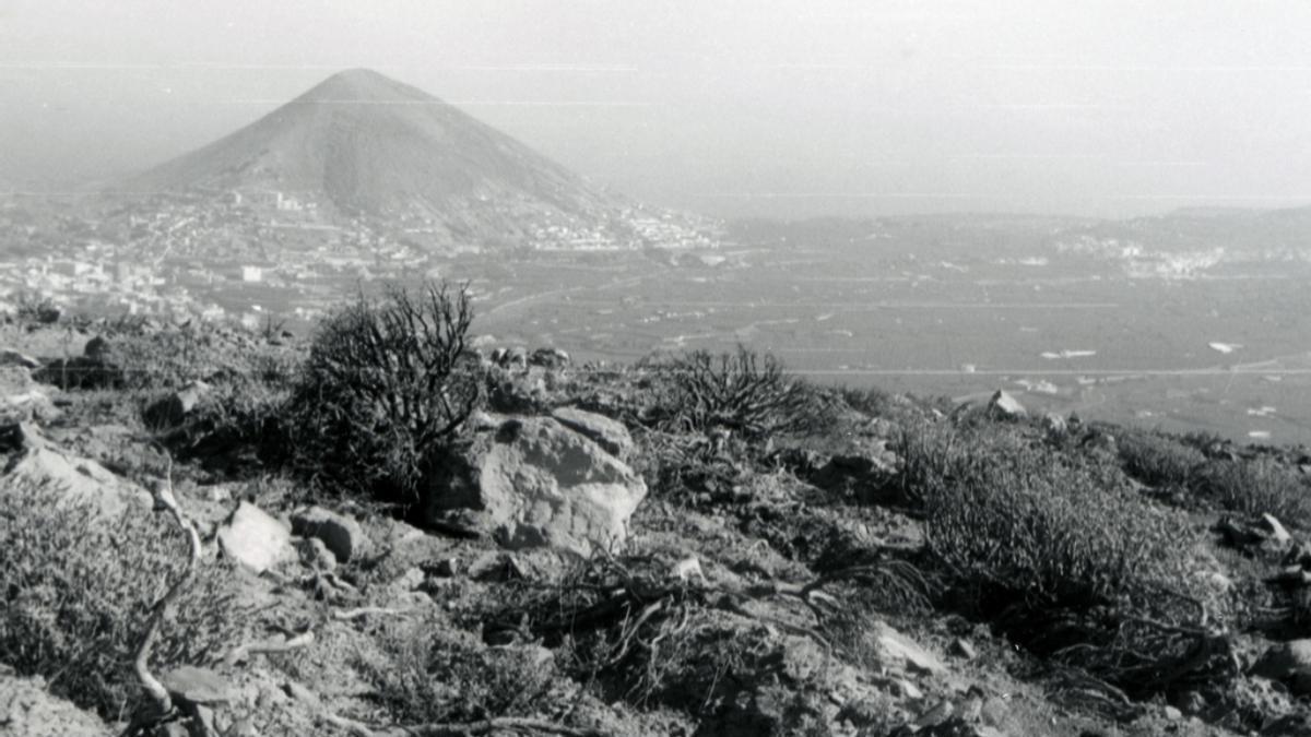 La Montaña de Gáldar (al fondo), también conocida como La Atalaya, una de las claves para entender el posible origen del topónimo.