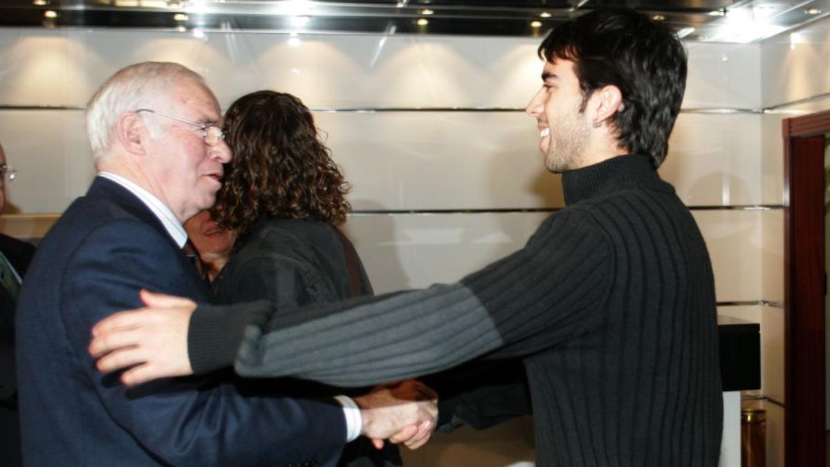 Luis Aragonés saludando a Oleguer Presas en la jornada de convivencia