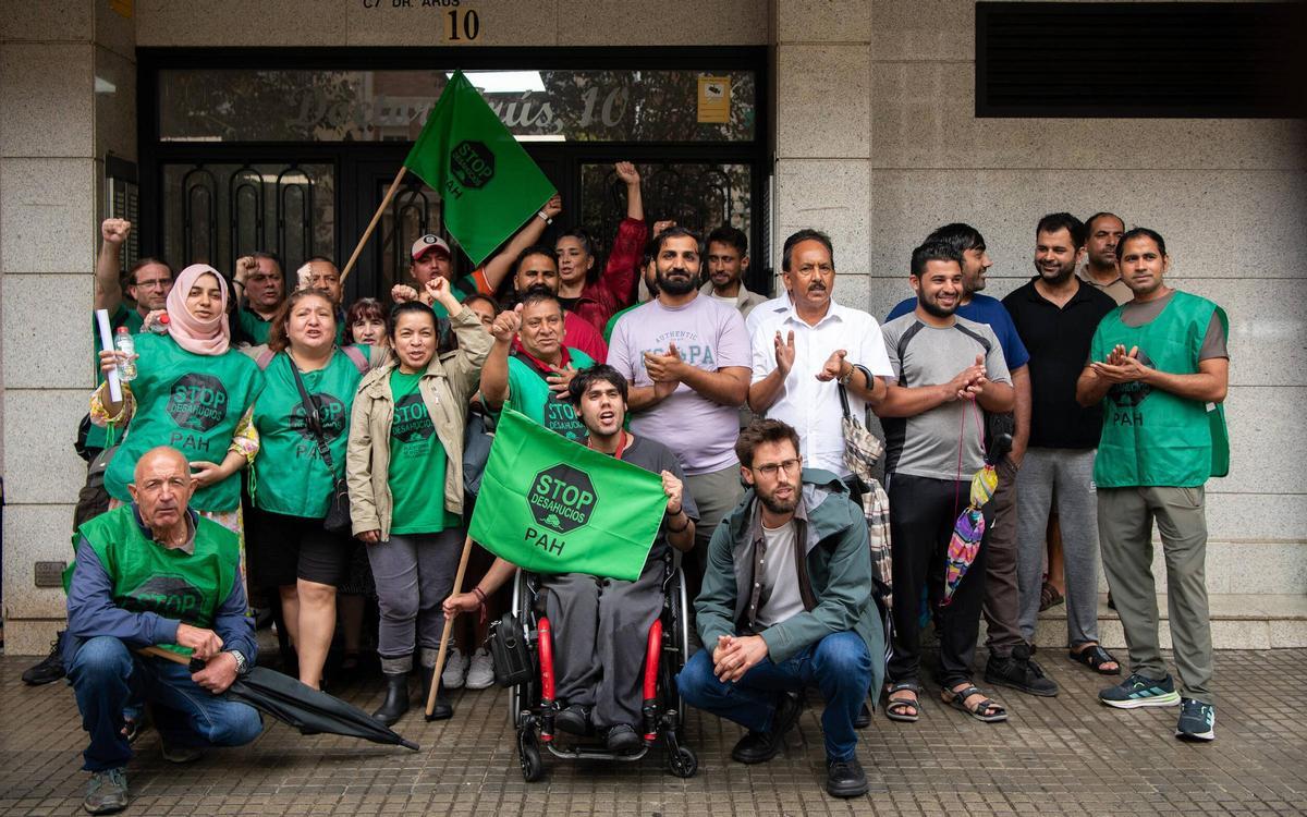 Sehar y Muhammad celebran junto a la PAH la paralización 'in extremis' de su desalojo.