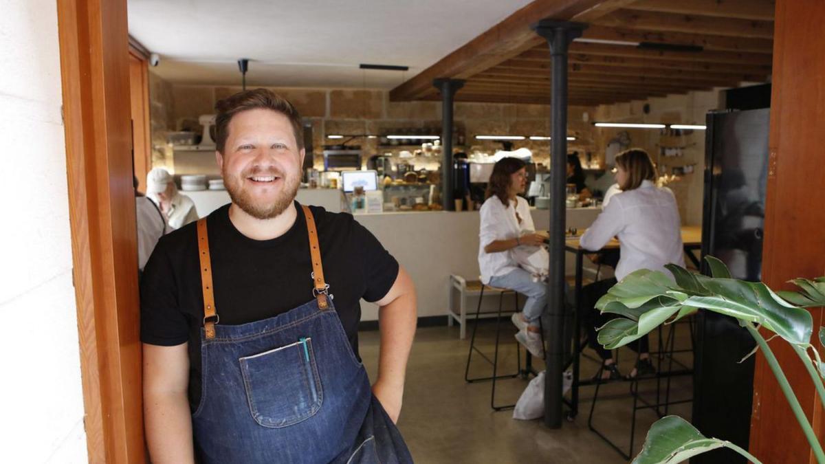 Besitzer und Barista Felipe Vessena ist stolz auf sein Café Surry Hills.