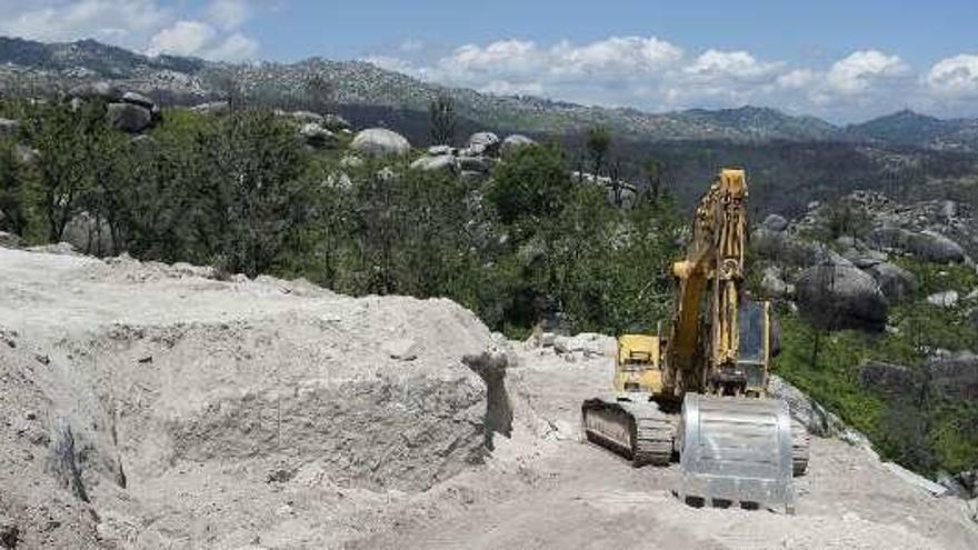 Una excavadora en la cantera, en julio de 2018. // Brais Lorenzo