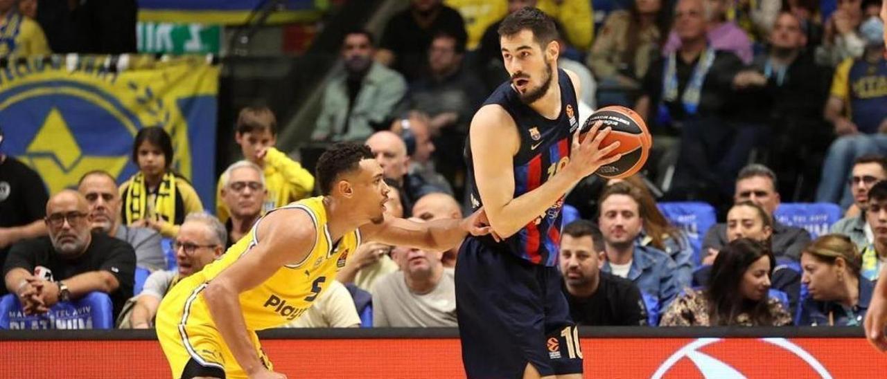 El azulgrana Kalinic controla el balón en presencia de Baldwin.