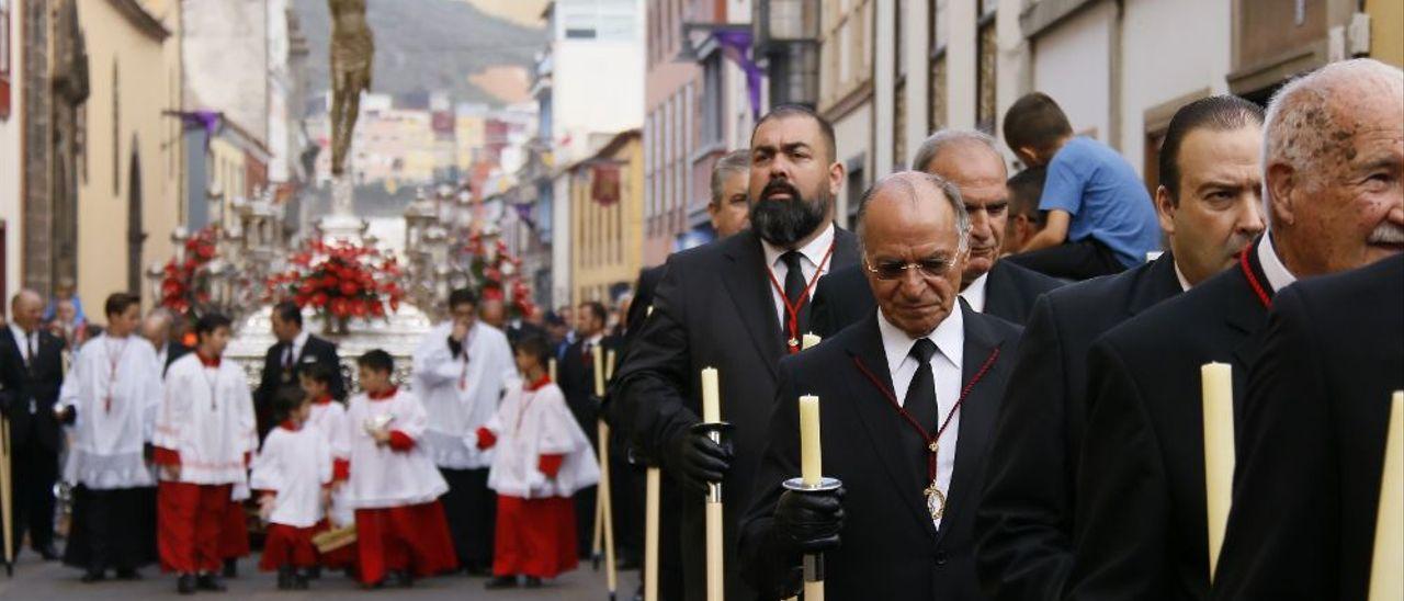 Procesión del santísimo Cristo de La Laguna, con miembros de la Esclavitud.