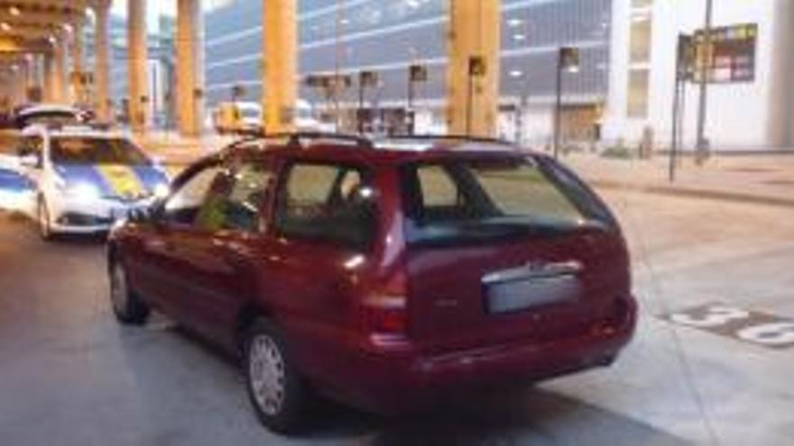 Un conductor alquila un coche con placas falsas para recoger a su novia en El Altet