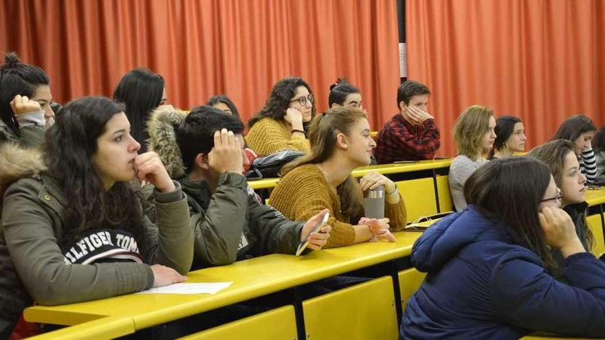 Alumnos participantes ayer, escuchando atentos la exposición de otros investigadores en Expouniversitas 2019. // Faro