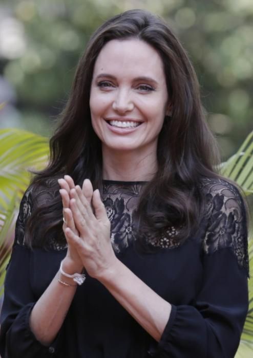 Angelina Jolie reaparece en Camboya con sus hijos