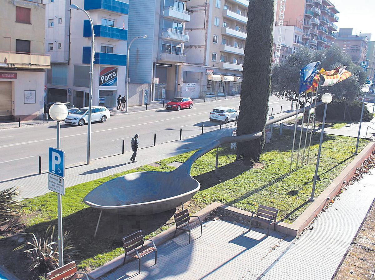 La Gran Cullera ubicada en el jardí exterior del Firal.