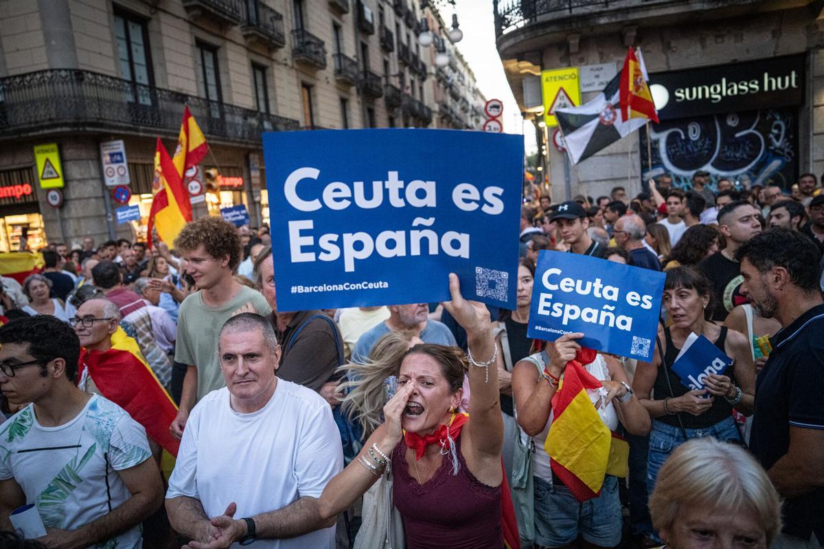 Manifestantes en la concentración en apoyo a Ceuta, este miércoles 2 de septiembre en la plaza de Sant Jaume de Barcelona. Los participantes han coreado consignas fascistas y contra Pedro Sánchez, mientras los antifascistas permanecían separados por un cordón policial. A 2 de septiembre de 2026. Barcelona. AUTOR: MANU MITRU. Manifestantes en la concentración en apoyo a Ceuta, este miércoles 2 de septiembre en la plaza de Sant Jaume de Barcelona. Los participantes han coreado consignas fascistas y contra Pedro Sánchez, mientras los antifascistas permanecían separados por un cordón policial. A 2 de septiembre de 2026. Barcelona. AUTOR: MANU MITRU.