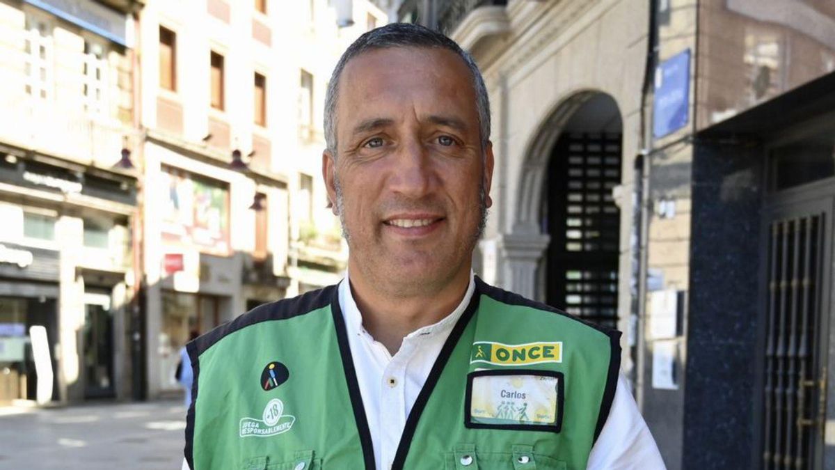 Carlos Alberto en su punto de venta.