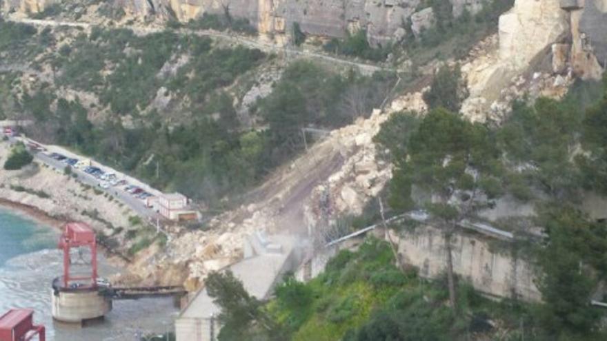 Se desprende parte de una montaña sobre la central valenciana de Cortes de Pallás