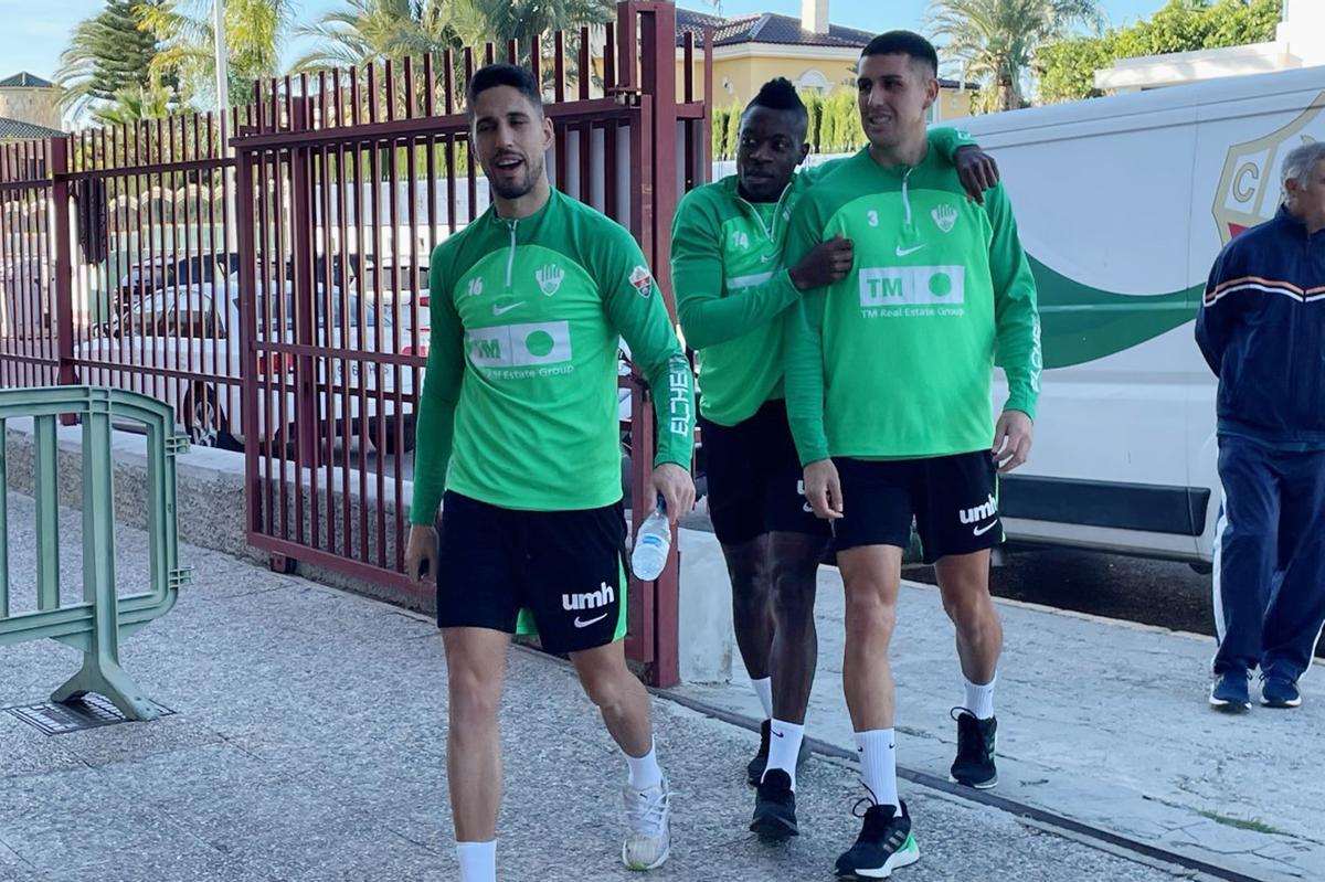 Fidel, Roco y Helibelton Palacios llegando a un entrenamiento