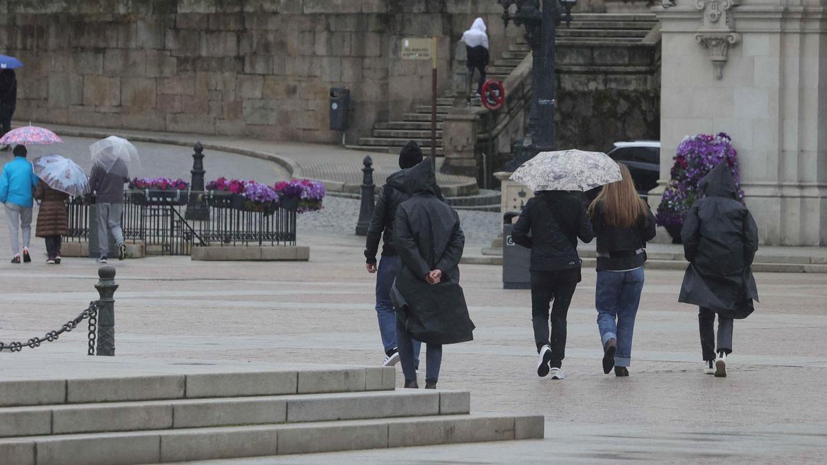 Gente con paraguas debido a las lluvias