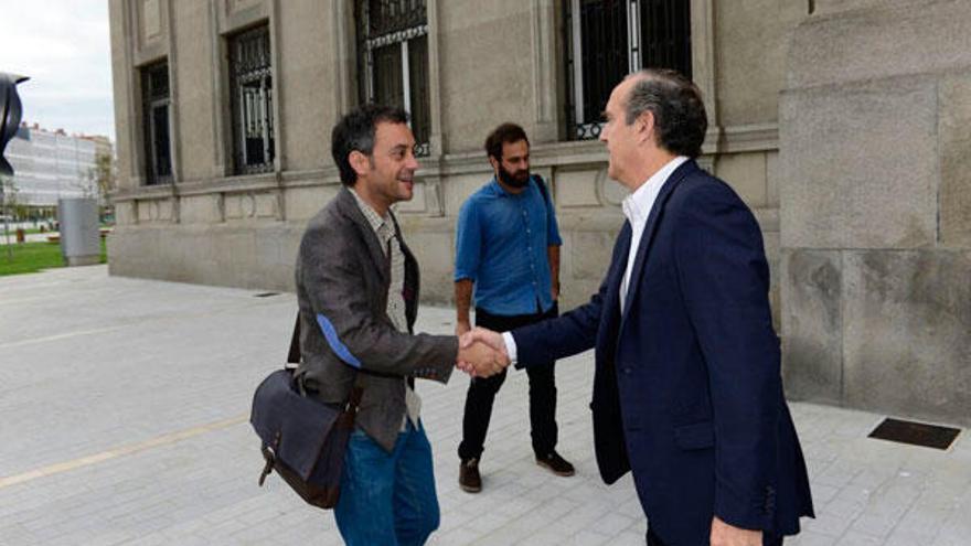 Xulio Ferreiro y Enrique Losada se saludan hoy en la entrada de la Autoridad Portuaria.