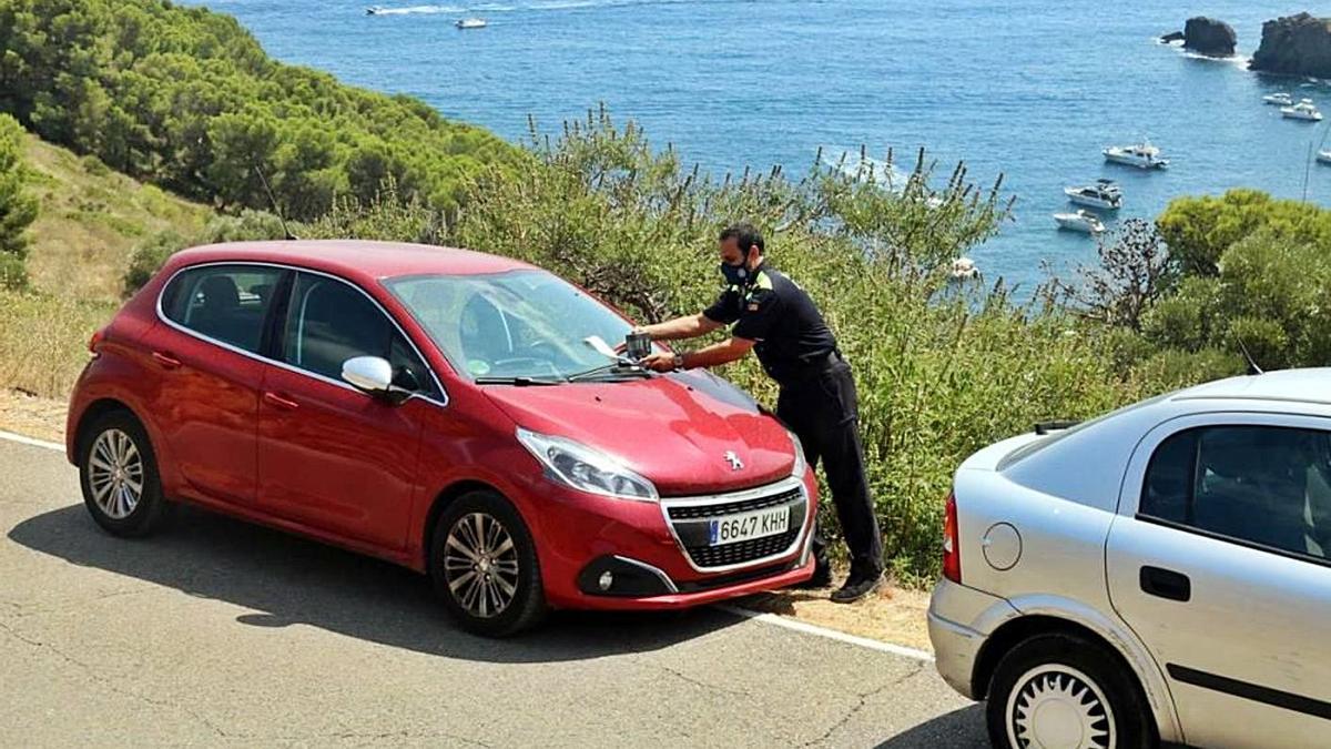 La presència de vehicles mal aparcats al Parc Natural del Cap de Creus és habitual.