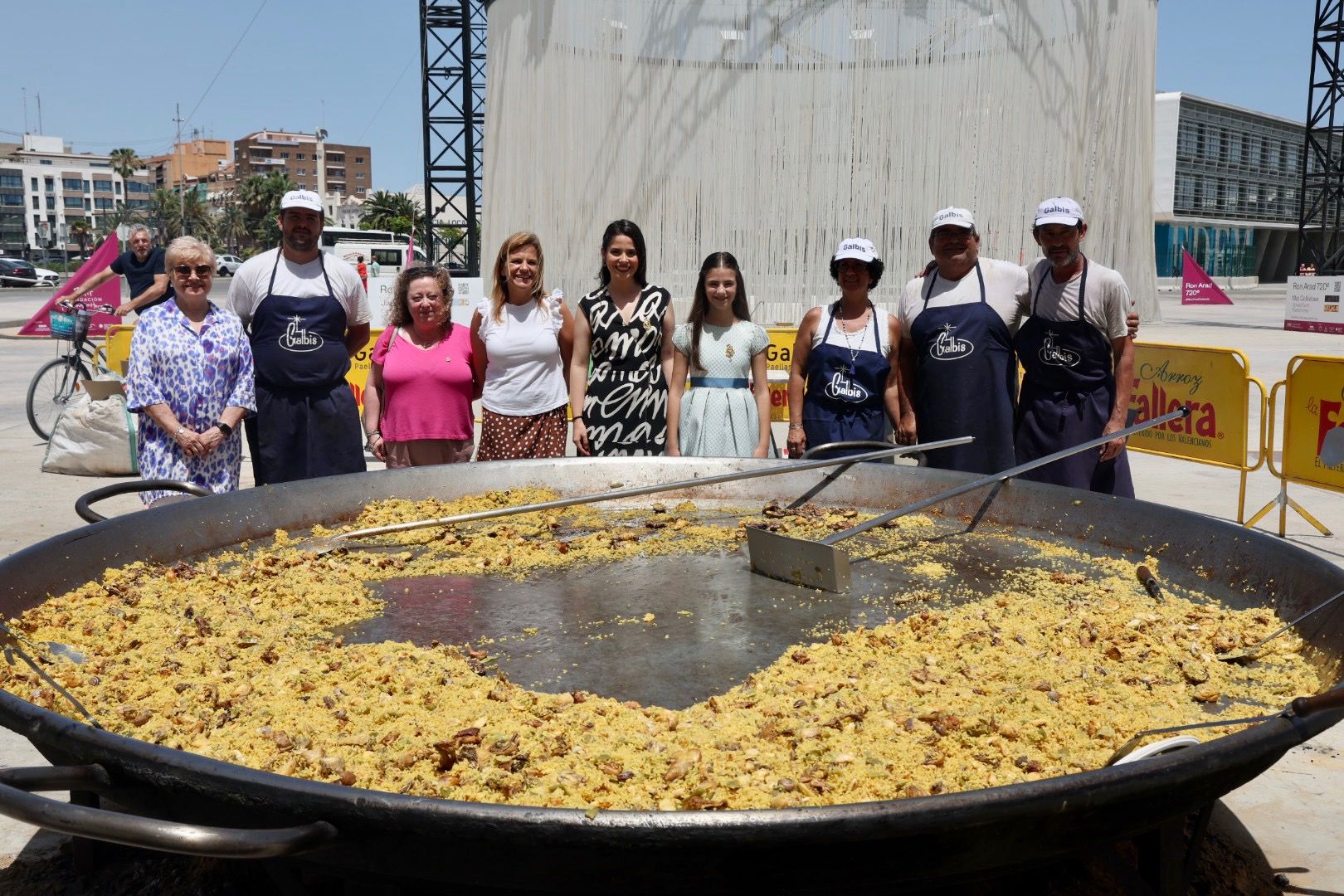 Carmen y Nerea acompañan a los "iaios" de València en su fiesta grande