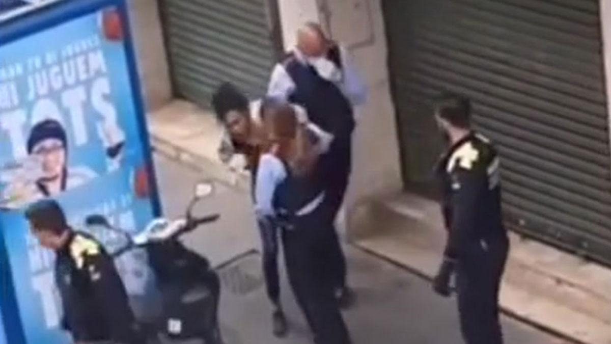 Una trabajadora esencial denuncia una agresión de los Mossos en Badalona