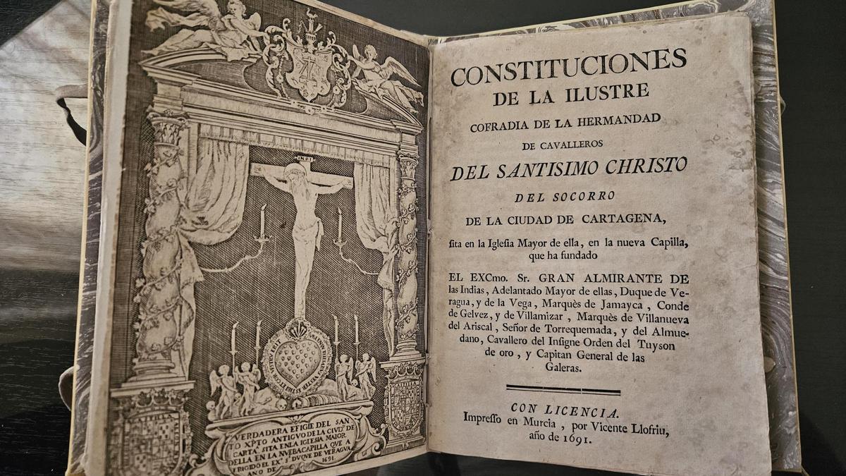 Volumen con las constituciones de la cofradía del Cristo del Socorro