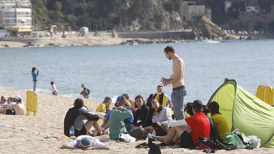 Les platges gironines ja van començar a ser freqüentades pels turistes durant el mes de març.
