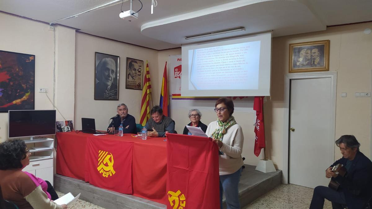 Un momento del acto en homenaje a Josefina Manresa en la sede del Partido Comunista de Elche este jueves