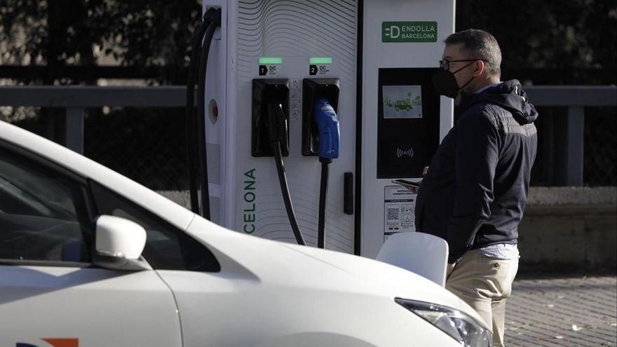 Recarga de un coche eléctrico en un punto de Córdoba.