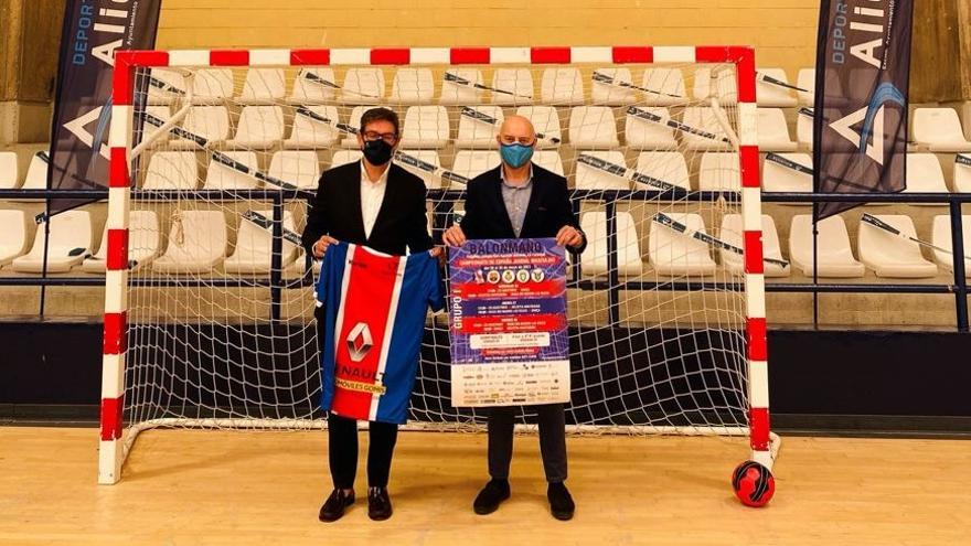 Luis Berenguer muestra el cartel de presentación del torneo que reúne a las mejores canteras del país en Alicante.