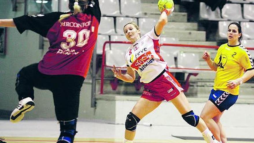 La jugadora del Feve Gijón Mirela trata de superar a la portera Ekaterina.