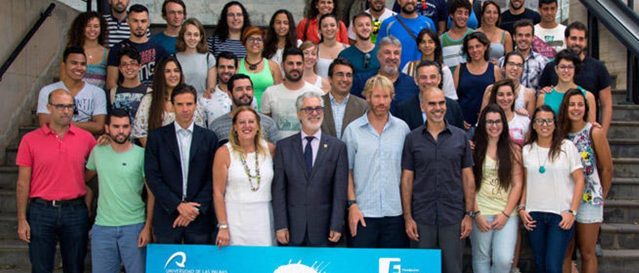 El rector de la ULPGC, José Regidor, y el presidente de la FULP, Carlos Estévez, junto a los participantes en la ruta.