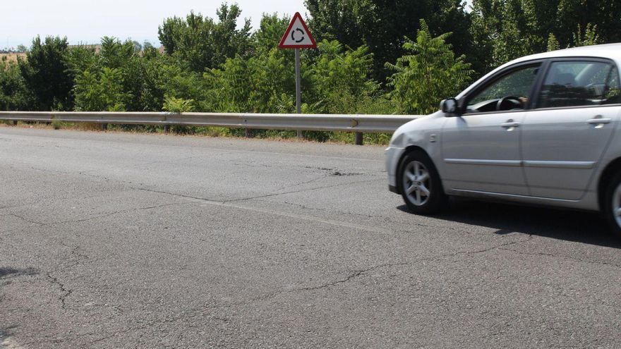 Un vehículo circula por una 
carretera en mal estado. | |  CEDIDA
