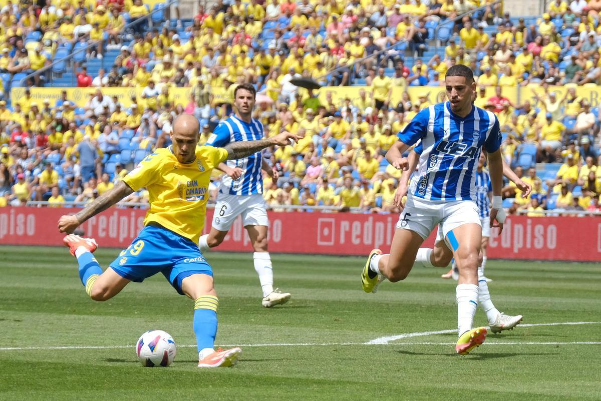 Sandro dispara durante el partido ante el Alavés.