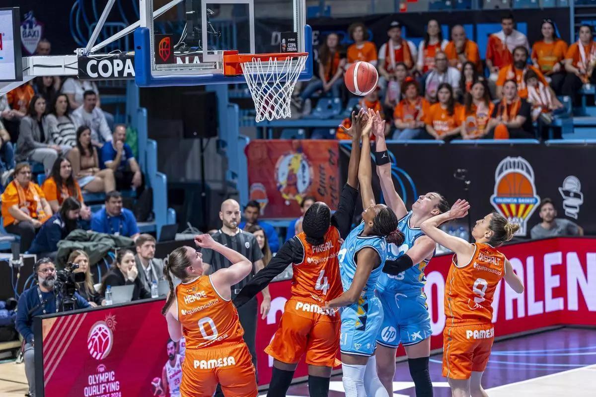 Lucha bajo el aro en la semifinal entre el Valencia BC y el Estudiantes /