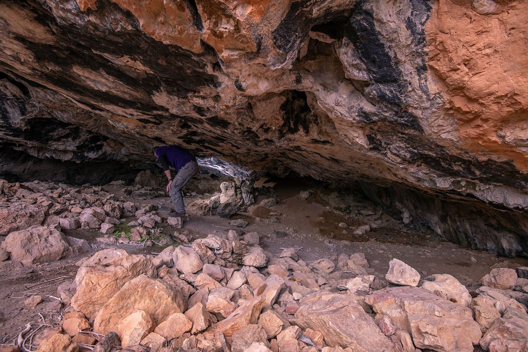 Las fotos de la misión francesa que ha descubierto cientos de inscripciones de soldados de Napoleón en una cueva de Cabrera