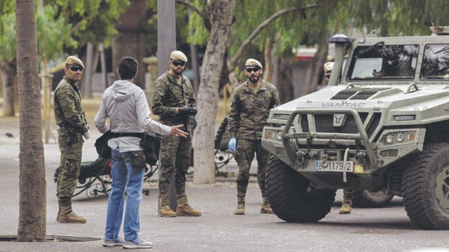 Militares patrullando las calles de La Laguna el pasado 18 de marzo, nada más decretarse el estado de alarma y el confinamiento del país.